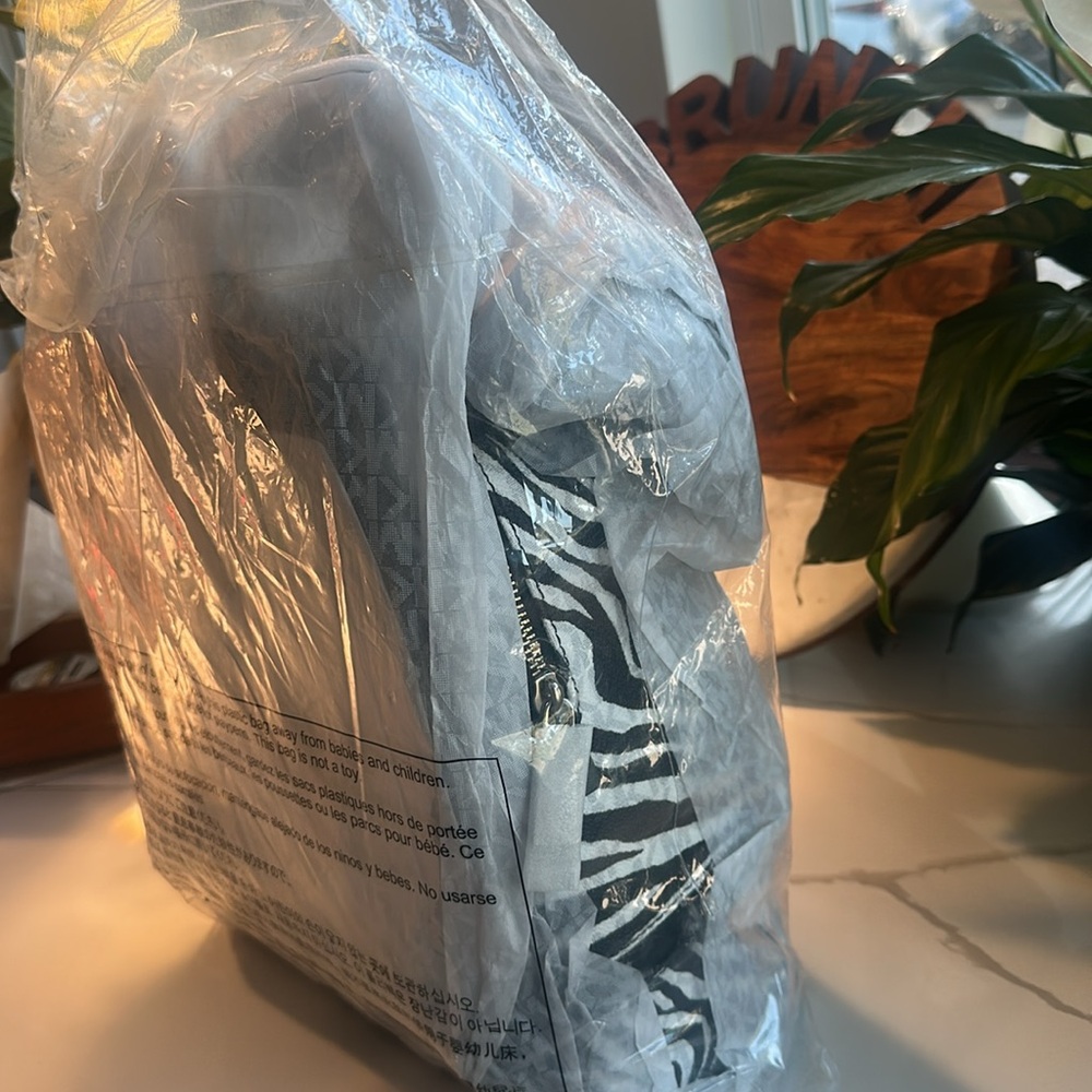 Micheal kors medium backpack - Picture 13 of 17